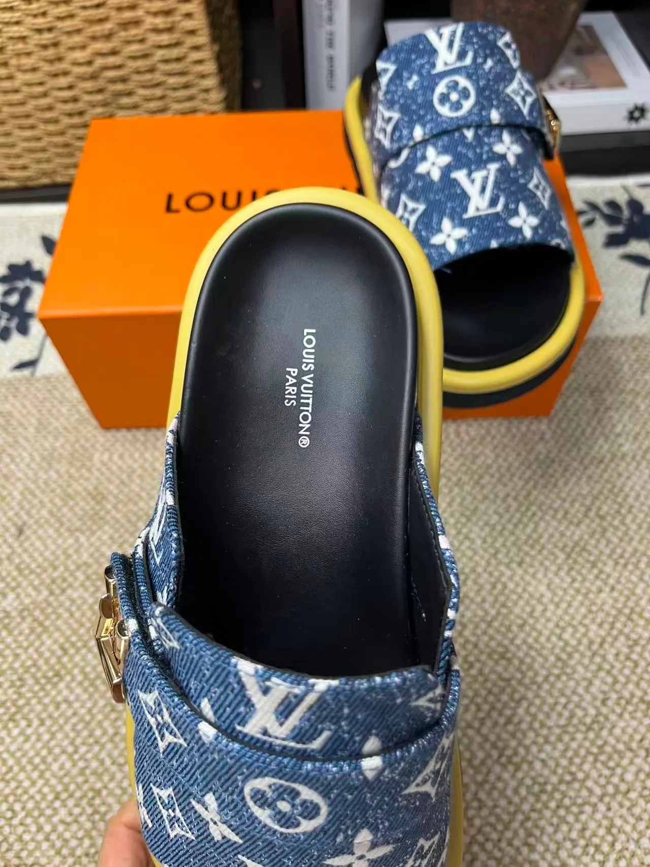 P340 [New Style] [LOUIS VUITTON] Louis Vuitton, LV printing, men's and women's slippers are now on the market, packed in drawer boxes with cloth bags and cards, the upper pattern looks very soft and waxy, and is a super versatile leg slimming tool. Fabric: imported denim/canvas/old fabric, LV hardware LOGO, official website pattern printing, comfortable to wear, feet: high-elastic PU water table. Sole: foam sole, heel height: about 5cm. Code number: 35-46, 35, 45, 46 are custom-made and non-returnable. Color: multiple colors and styles available.